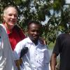 Hans Roeder mit Studenten der Hawassa-Universität. Alle drei sind Vollwaisen. Bekele Digafe (rechts) unterrichtet an einer Taubstummenschule. 