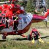 19.08.2019, Polen, Zakopane: Die Rettungskräfte der Tatra Bergwacht steigen aus einem Hubschrauber aus. In Polen gelten zwei Höhlenforscher seit Samstag 18.08.2019 als vermisst. Nach einem ersten Einsatz in der Höhle Jaskinia Wielka Sniezna, schickte der «Tatra Mountains Volunteer Rescue Service» ein weiteres Team im Helikopter zur Rettung. Foto: Grzegorz Momot/PAP/dpa +++ dpa-Bildfunk +++