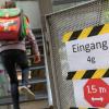 Nach und nach kommen Kinder und Jugendliche in Bayern zurück in ihre Schulhäuser. Mitte Juni sollen alle Klassen wieder da sein. 