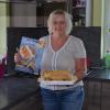 Martina Tenschert aus Zusamaltheim freut sich, dass zum fünften Mal eines ihrer Rezepte, mit dem Titel das „Kleine Käseküchlein“, im „Zuckerguss“-Magazin unserer Zeitung zu finden ist. Sie ist leidenschaftliche Bäckerin, und das schon seit der Schulzeit, wie sie sagt. 	