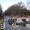 Tief Ylenia weht im Februar auf der Bundesstraße B300 bei Aichach-Ost ein Lastwagengespann um. 