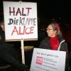 Frauen demonstrieren im Jahr 2013 gegen Alice Schwarzer. 