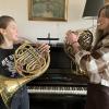 Helena (links) und Katharina (rechts) Rast sind Teil eines Horn-Quartetts, das beim bayerischen Landeswettbewerb von Jugend musiziert vorspielt.