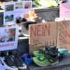 Gut 200 Kinderschuhe wurden vor dem Schulamt Krumbach abgestellt. Jedes Paar Schuhe stehe für ein Kind, das in der Corona-Pandemie leide, hieß es.
