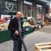Mahmut Orhan betreibt seit über 30 Jahren seinen Feinkosthandel in der Neuburger Straße.
