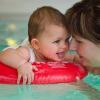 Als sanftes Training wird Müttern auch Babyschwimmen empfohlen. Allerdings fühlen sich nicht alle Frauen nach der Geburt in Bikini oder Badeanzug wohl.