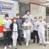Mit dem Impf-Bus ist ein großes Team der Firma Bäuerle-Ambulanz vor der Werner-Egk-Schule in Oberhausen bis 22. Juli im Einsatz.
