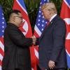 Donald Trump (rechts), Präsident der USA, und Kim Jong Un, Machthaber von Nordkorea, begrüßen sich.