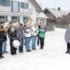Auch dieses Mal zogen die Musikfreunde Geretshausen an Silvester durch die Weiler Ortsteile, um die musikalischen Neujahrswünsche zu überbringen. Unser Foto zeigt das Standkonzert vor dem Haus von Bürgermeister Anton Bauer. 