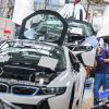 Mitarbeiter im BMW-Werk Leipzig arbeiten in der Montage des i8. Carbon ist als High-Tech-Kunststoff gut für den Autobau geeignet - doch das Material ist nur schwer zu entsorgen.
