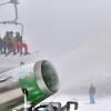 Wintersportler sind über einer künstlich beschneiten Piste an der Remmerswiese im Skilift unterwegs.