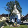 Sie freuen sich über den neu gestalteten Vorplatz der Kapelle in Waltenberg: (von links) Bürgermeister Harald Lenz, Mesnerin Maria Steidle, Franz Steidle, Ministranten, Stadtpfarrer Josef Baur.