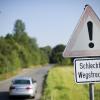 Spätestens wenn ein Verkehrsschild vor dem schlechten Zustand der Strecke warnt, ist klar: Diese Fahrt wird wohl holprig. LT-Leserinnen und -Leser haben mitgeteilt, welche Straßen im Kreis Landsberg besonders kritisch sind. 
