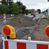 Hier, in der Günzburger Straße in Gundelfingen, wird eine Querungshilfe gebaut. Der Anwohner, der gegenüber auf der linken Seite wohnt, beschwert sich über den Standort der neuen Verkehrsinsel. 	