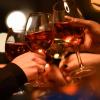 14- und 15-Jährige dürfen im Beisein der Eltern im Restaurant Wein und Bier trinken. Bayerns Gesundheitsminister Holetschek möchte das ändern.