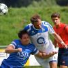 Im dritten Anlauf brachte der Kissinger SC endlich sein erstes Punktspiel in dieser Saison über die Zeit. Gegen Ziemetshausen gewann der KSC mit 2:0 – dieser wuchtige Kopfball von Franko Berglmeir (weißes Trikot) brachte nichts ein. 