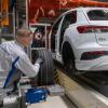 Ein Mitarbeiter im Volkswagen-Werk in Zwickau montiert einen Audi Q4 e-tron.