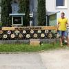 Hobby-Imker Peter Baur bei der Einweihung des Bienenschaukastens in Biberberg.