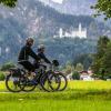 Radfahren liegt im Trend. Das Ostallgäu (hier vor der Kulisse des Schloss Neuschwanstein) bietet für Touren ein prämiertes Radwegenetz.