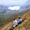 Eine kleine Rast gönnten sich Brigitte und Karin Simmnacher bei ihrer Bergtour im September 1989. Im Hintergrund der Seealpsee im Nebelhorngebiet.