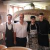 Pizzabäcker Antonio Barranca, Kellner Antonio Merenda, Antonio Rizzi und die Köche Guiseppe Dominici und Matteo Fimognari von links kennen sich schon lange und teilen sich bei La Piazzetta die Aufgaben.