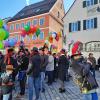 Bei strahlendem Wetter feierten die Schlorper auf dem Marktplatz in Krumbach Winterfest und stellten ihren Narrenbaum auf.