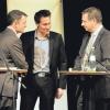 Am Ende sollte immer ein Handschlag stehen: Die beiden OB-Kandidaten Mathias Neuner und Ludwig Hartmann (von links) nach Ende der Podiumsdiskussion, die von LT-Redaktionsleiter Dieter Mitulla (rechts) moderiert wurde. 