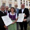 Der Kulturförderpreis "Pro Suebia" geht heuer an zwei Vereine. Bei der Preisübergabe im Thierhaupter Kloster (von links): Prof. Dr. Klaus Wolf, Karl-Heinz Seidel, Anni Hartmann (Heimatverein Freunde des Zusamtals), Prof. Dr. Hans Frei, Erich Hofgärtner (Gempfinder Pfarrhof) und Bürgermeister Toni Brugger.