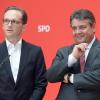 Justizminister Heiko Maas und SPD-Chef Sigmar Gabriel haben mit der Union einen Kompromiss zur Vorratsdatenspeicherung ausgehandelt. Die SPD-Basis macht es Gabriel nicht leicht.