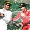 Champagner-Dusche: Sieger Sebastian Vettel (rechts) mit dem Zweitplatzierten Lewis Hamilton auf dem Podium in Melbourne.