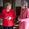 Bundeskanzlerin Angela Merkel l und die  britische Premierministerin Theresa May unterhalten sich am Rande des Gipfels der EU und der Arabischen Liga.