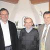 Zum 90. Geburtstag von Josef Nefzger (Mitte) gratulierten Dekan Stefan Gast (links) und Karl Metzger. 