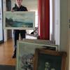 Kommissar Stefan Wahmhoff von der Polizei in Bad Wörishofen mit den Gemälden, die nahe der Autobahn A 96 bei Wiedergeltingen von einer 62-jährigen Frau gefunden wurden.