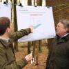 Die Ergebnisse zweier wissenschaftlicher Untersuchungen im Wald bei Walkertshofen hat Eric Thurm von der Technischen Universität München Bayerns Land- und Forstwirtschaftsminister Helmut Brunner (rechts) vorgestellt. 