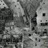 Das schwer beschädigte Fuggerhaus des Landratsamtes an der oberen Reichsstraße/ Pflegstraße.  
