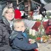 Josef Kitzinger aus Bocksberg erkundet mit seiner Mama Kathrin den Kunsthandwerkermarkt.  