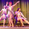 „Tits & Jazz“ haben das Publikum im Kinosaal in Oettingen überzeugt. Wie für die New Burlesque üblich, zeigen die Tänzerinnen viel Haut, lassen jedoch nicht alle Hüllen fallen. 