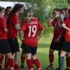 Trainer Nico Weis mit seiner Mannschaft: Die Fußballerinnen des MTV Dießen mussten gegen den FFC Wacker München II eine herbe Niederlage einstecken.