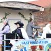 Mehrere Tausend Besucherinnen und Besucher säumten die Straßen, um mit dem Kötzer Narren Club Fasching zu feiern.