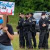 Eine Frau nimmt mit ihrem Plakat mit der Aufschrift «Freistaat statt Polizeistaat» an einer Demonstration teil.