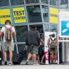 Ankommende Fluggäste gehen zu einem Corona- Testcenter am Flughafen München.