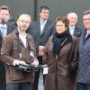 Oliver Neumann (Zweiter von links) präsentiert den Politikern Stephan Stracke (von links), Brigitte Zypries, Franz Josef Pschierer und Gerd Berchtold von Grob Aircraft seine Drohne. 