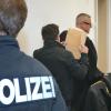 Der Angeklagte und sein Rechtsanwalt Thorsten Storp am Dienstag vor dem Landgericht Memmingen. Der 42-Jährige muss sich dort wegen versuchten Mordes verantworten.  	