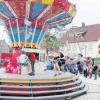 Jahrmarktvergnügen pur: Bereits Samstagnachmittag haben die Fahrgeschäfte auf dem Illertisser Marktplatz geöffnet und locken mit fantasievollen Unterhaltungsangeboten.  