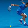 Novak Djokovic spielt bei den Australian Open mit einer Bandage am linken Oberschenkel.