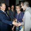 Bundeskanzler Willy Brandt (l) begrüßt Werner Bruhns (r), den Ehemann der Journalistin Wibke Bruhns (M) zum Kanzlerfest im Palais Schaumburg in Bonn am 20.06.1973.