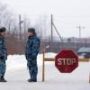 Offiziere der Spezialpolizei OMON stehen an einer Straßensperre unweit einer Strafkolonie in der Region Karelien.