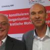 Vorsitzender Thomas Muth (rechts) überreichte seinem langjährigen Vorgänger Günter Vogt die Ernennungsurkunde zum Ehrenvorsitzenden. 