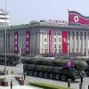 Keiner weiß, ob die Waffen, die am Samstag bei der Militärparade zu Ehren von Nordkoreas Staatsgründer Kim Il Sung in der Hauptstadt Pjöngjang gezeigt wurden, bereits einsatzfähig sind. Als sicher gilt aber: Nordkorea arbeitet daran, atomar bestückbare Langstreckenraketen herzustellen.  	 	