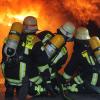 Es sieht aus wie ein Ernstfall: Flammen, die auf Feuerwehrleute geradezu zuschießen. Tatsächlich handelt es sich um eine Übung: In einer neuen Trainingsanlage kann die Augsburger Feuerwehr verschiedene Brände simulieren und so für den Ernstfall proben. 